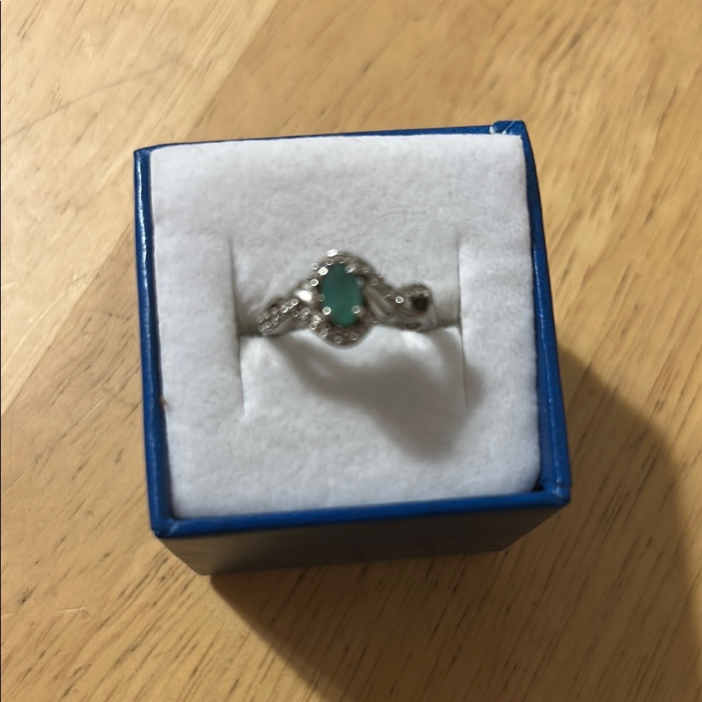 Elegant Silver and Green Gemstone Ring